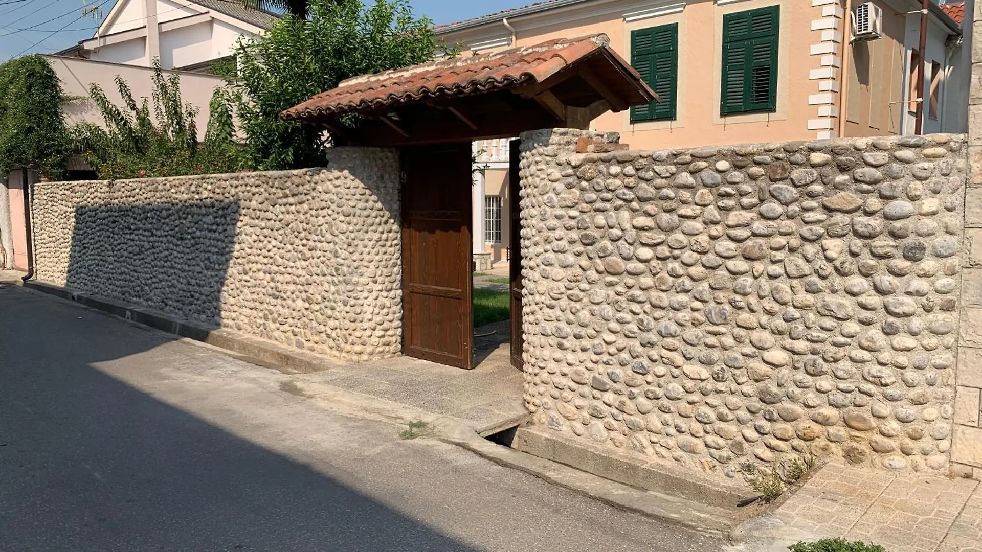 Vintage Villa Shkodër Bed & Breakfast